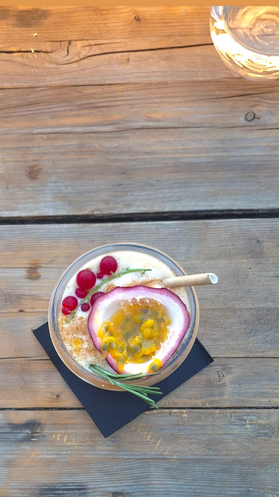Cocktail au fruit de la passion sur une table en bois