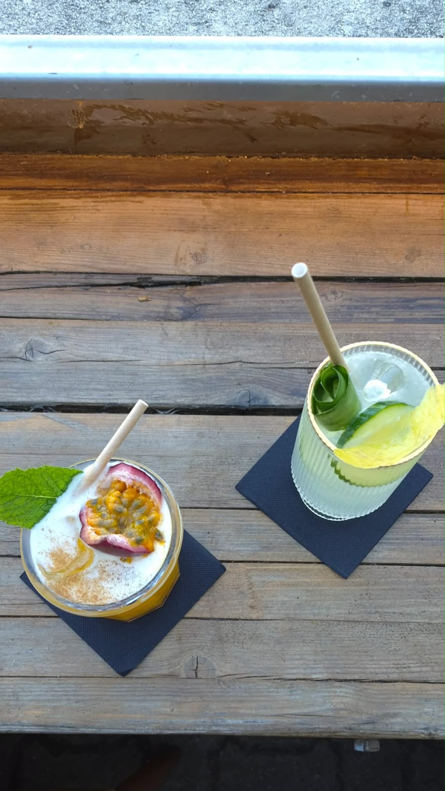 Deux cocktails servis sur la terrasse