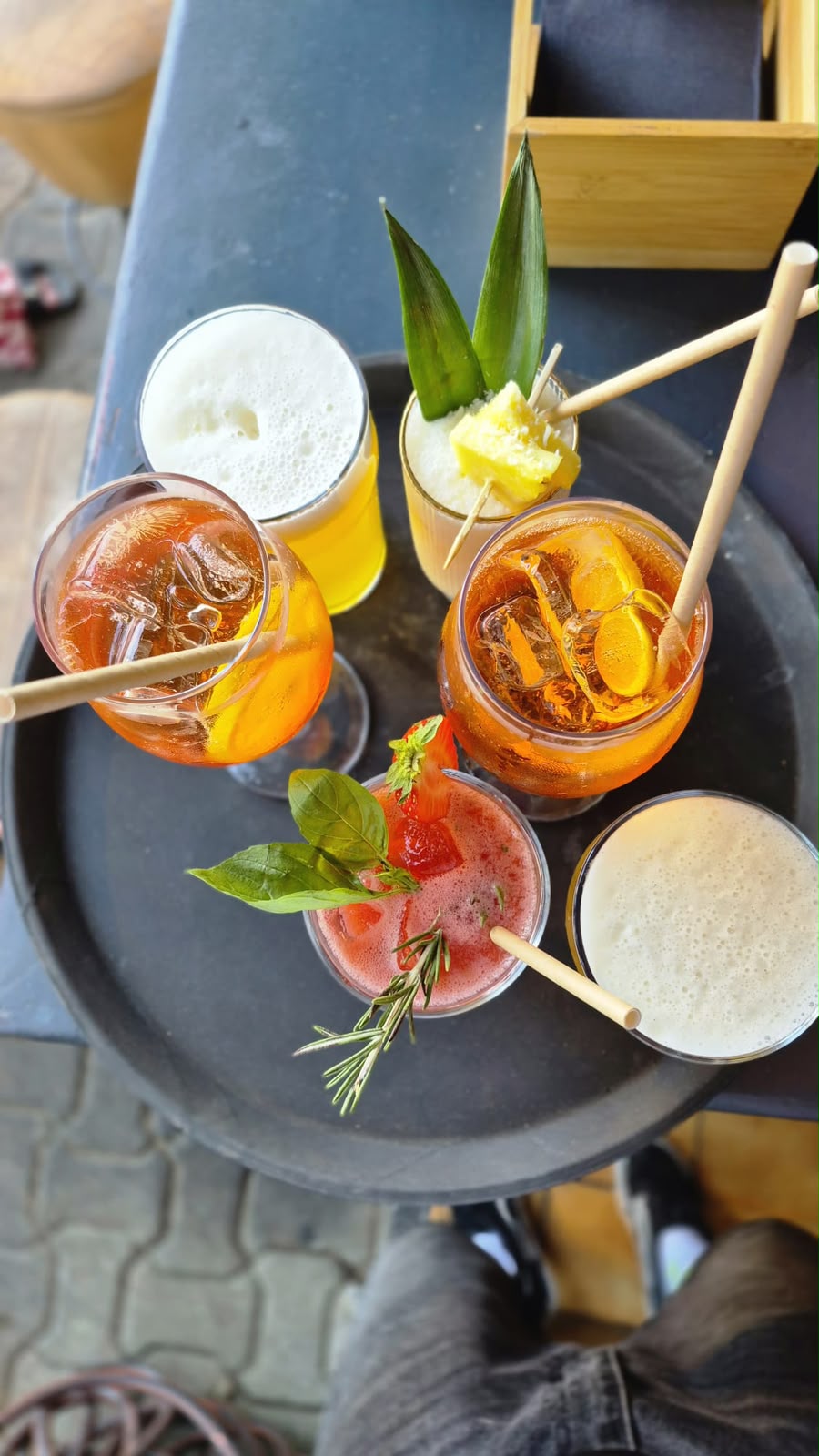 Plateau de cocktails colorés servi à A Brasgia