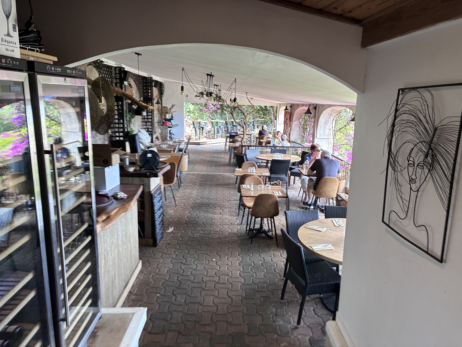 Salle du restaurant A Brasgia, bois, pierre et lumière