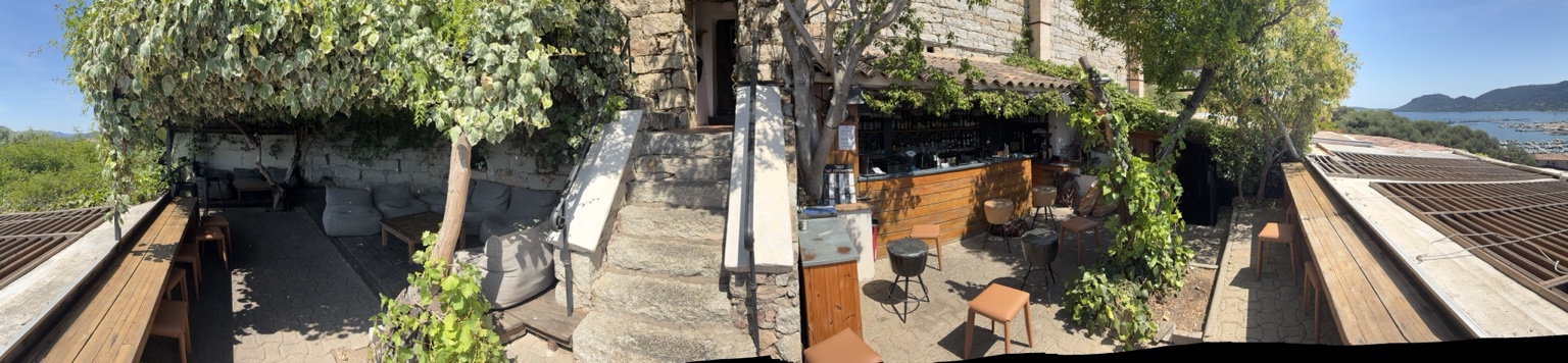 Terrasse végétale, bar et vue sur le golfe