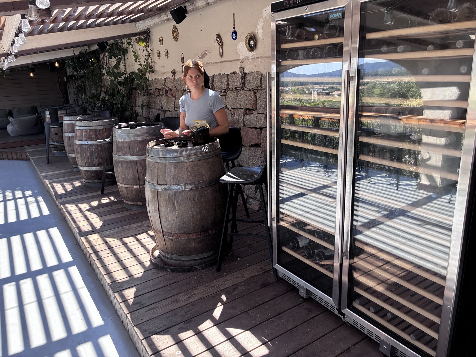 Verres de vin sur la terrasse face au golfe